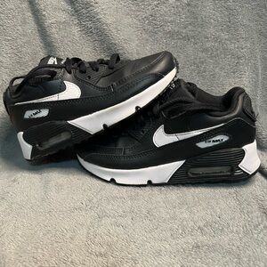 Nike Air Max 90 EasyOn little kids size 2Y black and white
